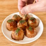 ロピアたこ焼きは製造時に油多めで焼いているのか、それとも揚げているのか、外は香ばしくしっかりとした歯応えがあります