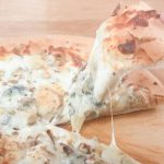 第1位　【業務スーパー】価格バグすぎて震える。イタリア直輸入「386円の冷凍ピザ」の実力が凄まじかった……3種食べ比べ