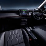 前席は高いアイポイントで見晴らしのよい視界を確保