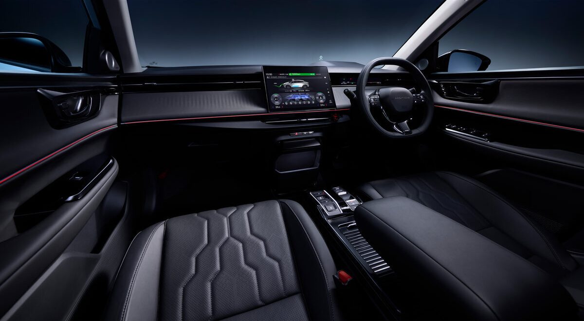 前席は高いアイポイントで見晴らしのよい視界を確保