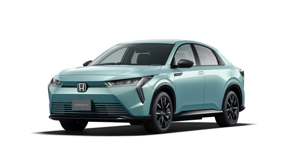 新色「アクアトパーズ・メタリックⅡ」は水の透き通るような透明感と宝石のトパーズが持つ繊細な輝きをイメージさせる