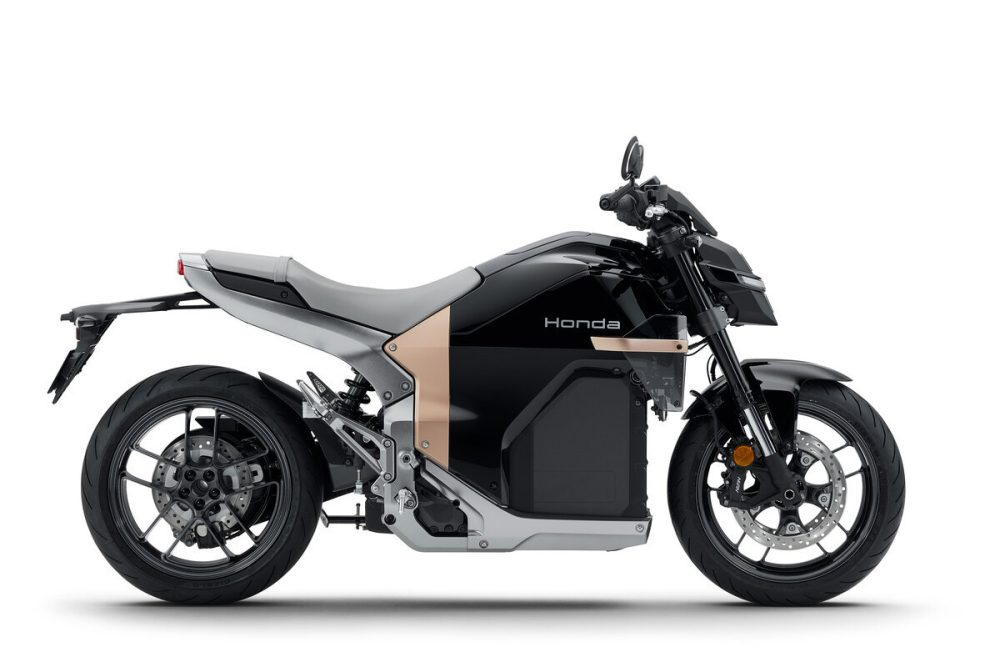 ライダーが触れるボディ部分をシームレスで滑らかな表面とし、独創的で力強いシルエットを形成