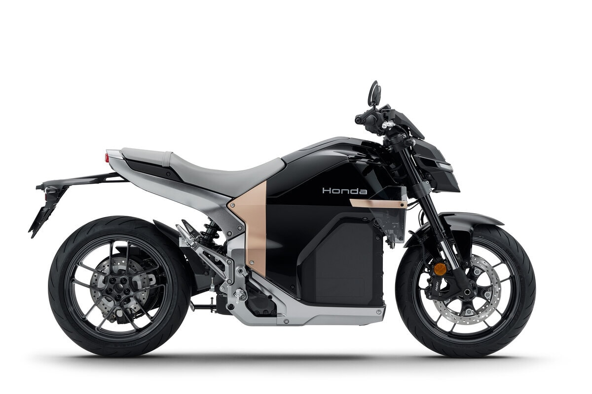 ライダーが触れるボディ部分をシームレスで滑らかな表面とし、独創的で力強いシルエットを形成