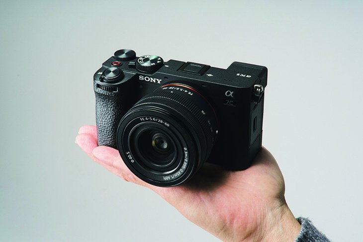 ソニー α7C II ズームレンズキット 「ほぼスクエアでバッグに収納しやすい」