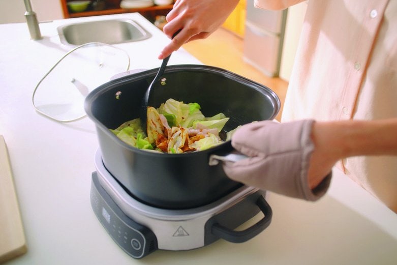 2 炒める 油や具材が飛び散りにくい!