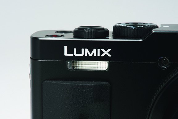 パナソニック ルミックス TZ99　「初心者には嬉しいフラッシュ機能」