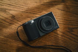 【スマホカメラには戻れない】今あえて“コンデジ”を選ぶ理由。リコー「GR Ⅳ」ほか、大人が買うべき大本命2選をプロが解説