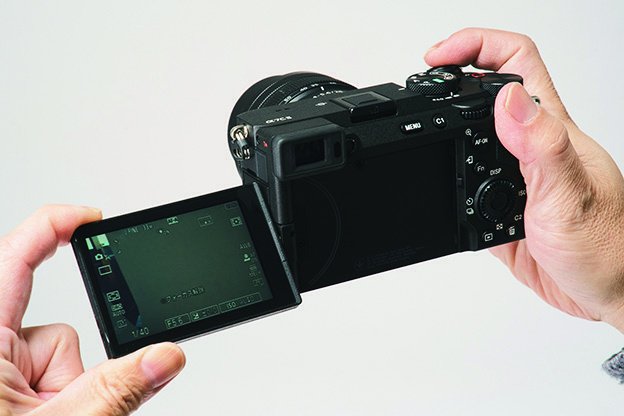 ソニー α7C II ズームレンズキット　「どんなアングルでも快適に撮影可能」