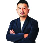「編集長　奥家慎二」 本誌編集長。ライフスタイルを変える先進技術に注目。毎日の生活をより豊かにしてくれる家電を、日々追い求めている