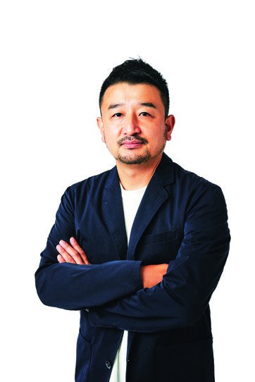 「編集長　奥家慎二」 本誌編集長。ライフスタイルを変える先進技術に注目。毎日の生活をより豊かにしてくれる家電を、日々追い求めている