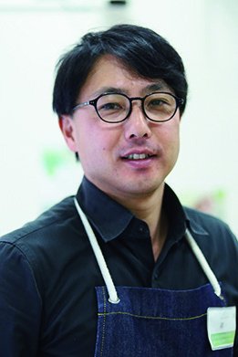 「アールイーカメラ 神 亮嘉さん」
JR 御徒町駅から徒歩4分の「アールイーカメラ」スタッフ。店内は最新デジカメからフィルムカメラまで常時2,000点ほどの取り扱い商品あり