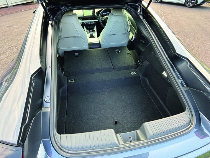 2ドアクーペと見せておいて3ドア化でゴルフバッグも