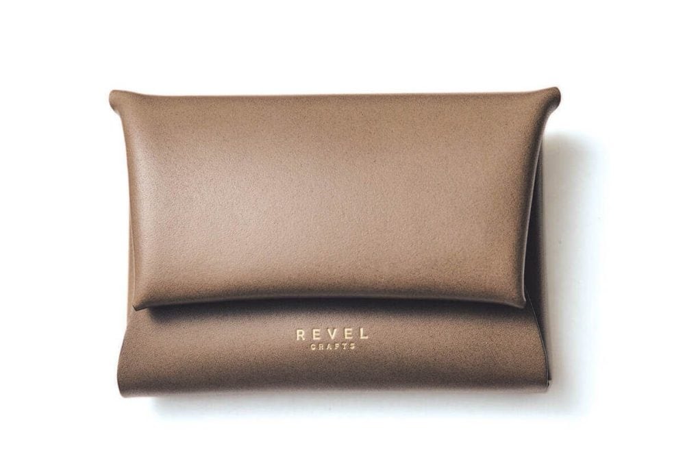 第2位　【6000円台で買える日本の傑作】本革でこの価格は衝撃！「国産名門タンナーのヌメ革を使用」レヴェルのミニ財布が凄すぎる