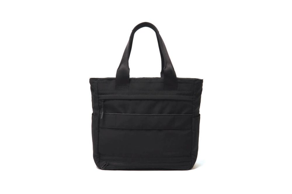 内外に多数のポケットを備え、機能的に扱える