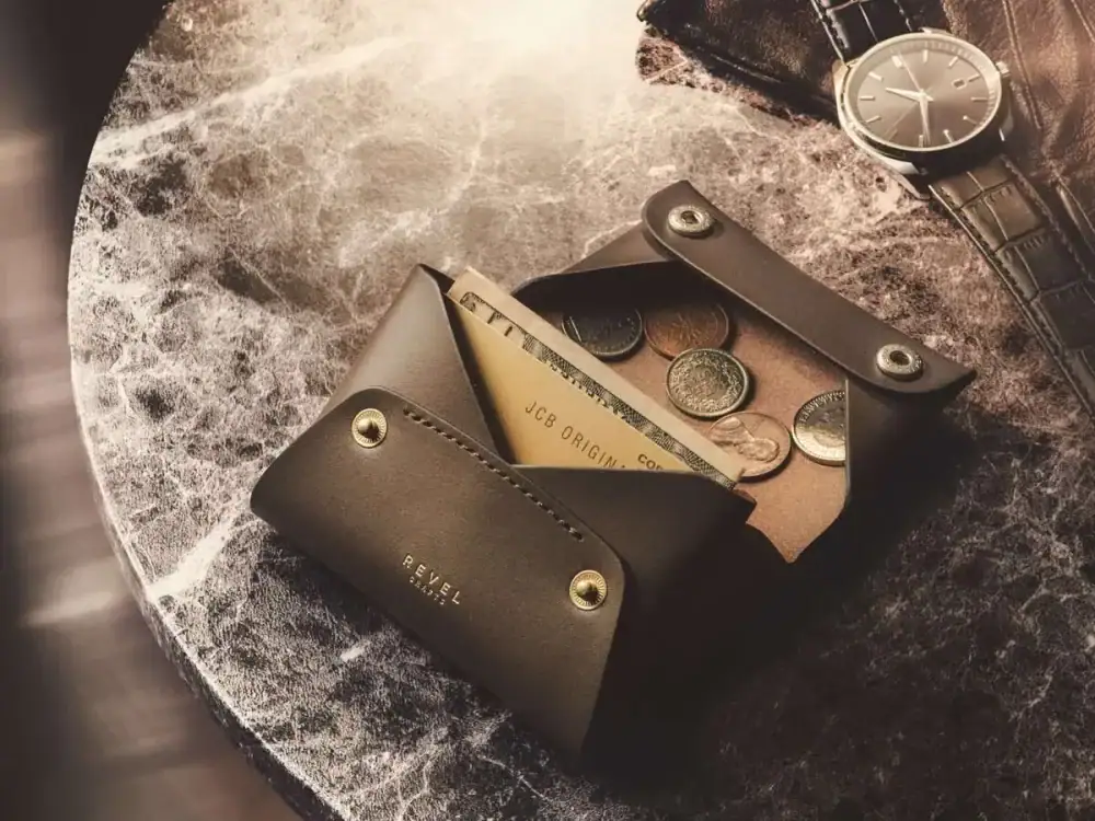 第2位　【6000円台で買える日本の傑作】本革でこの価格は衝撃！「国産名門タンナーのヌメ革を使用」レヴェルのミニ財布が凄すぎる