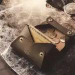 第2位　【6000円台で買える日本の傑作】本革でこの価格は衝撃！「国産名門タンナーのヌメ革を使用」レヴェルのミニ財布が凄すぎる