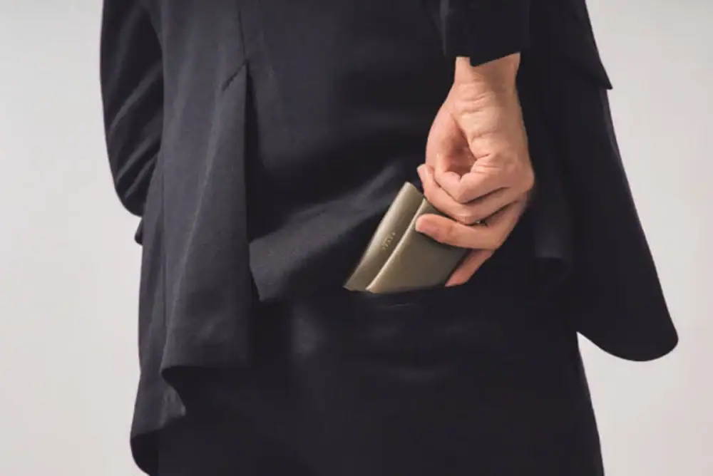 第2位　【6000円台で買える日本の傑作】本革でこの価格は衝撃！「国産名門タンナーのヌメ革を使用」レヴェルのミニ財布が凄すぎる