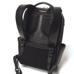 厚手のクッションを配したバックパネルも背中へのあたりがよい