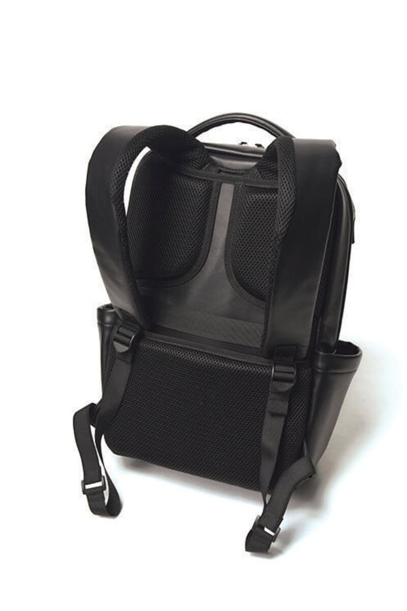 厚手のクッションを配したバックパネルも背中へのあたりがよい