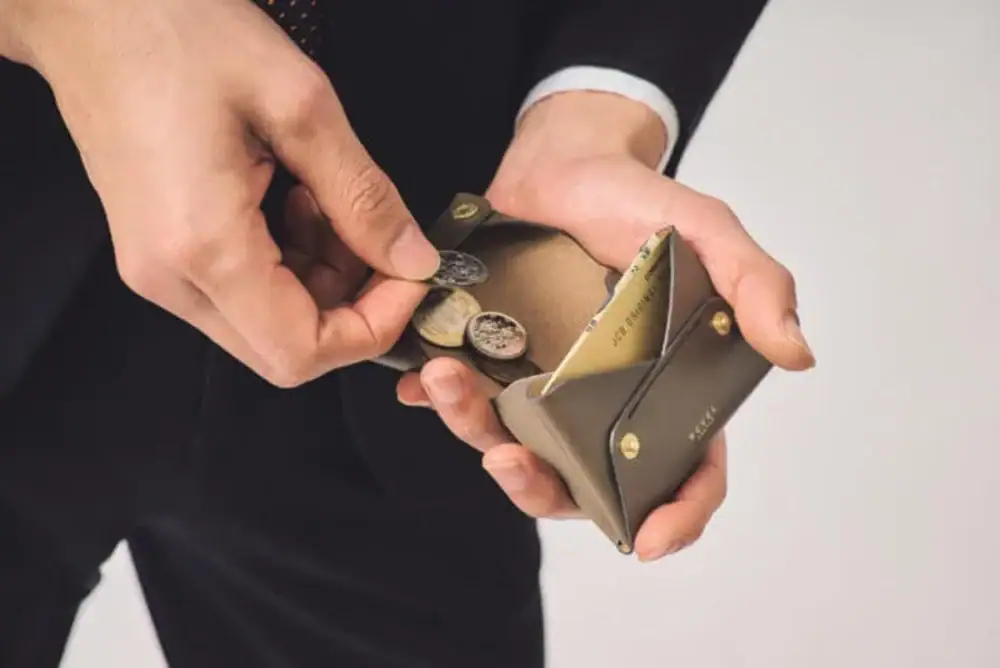 第2位　【6000円台で買える日本の傑作】本革でこの価格は衝撃！「国産名門タンナーのヌメ革を使用」レヴェルのミニ財布が凄すぎる