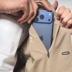 財布、パスポート、スマートフォン、鍵、イヤホンといった身の回り品を収納できる