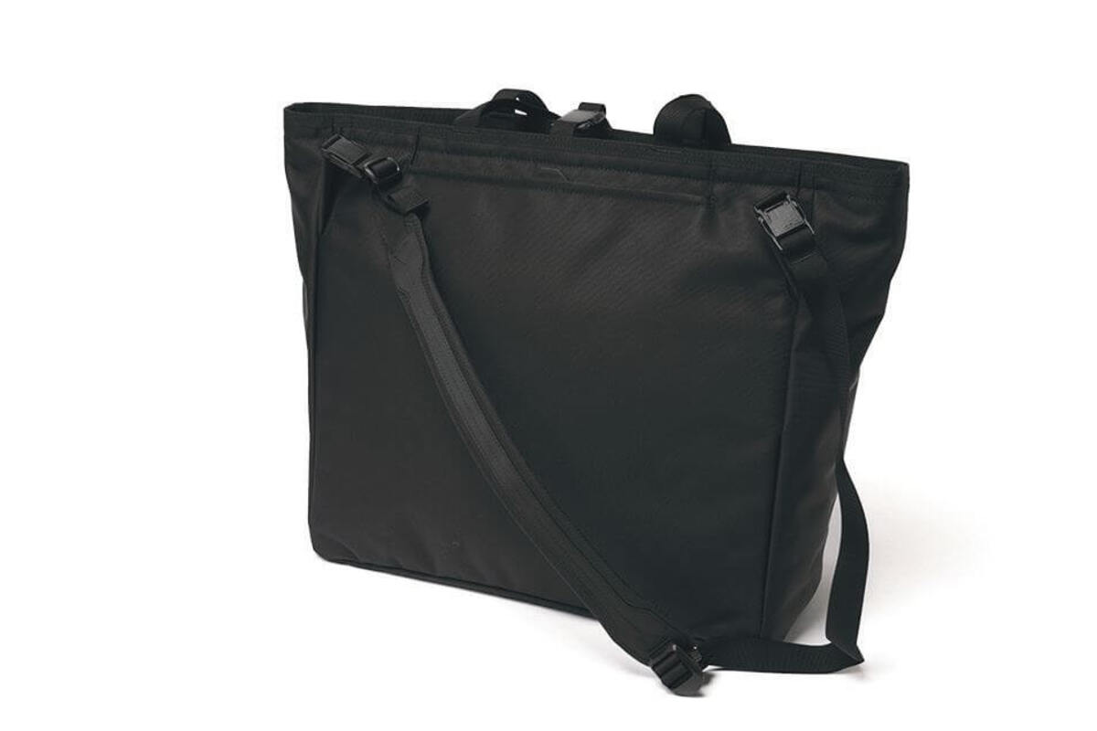 肩への負担を軽減するフォームを内蔵したショルダーストラップを搭載