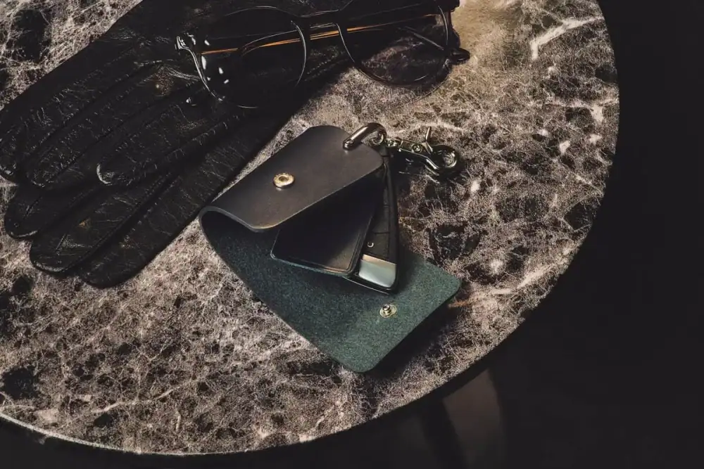 第2位　【6000円台で買える日本の傑作】本革でこの価格は衝撃！「国産名門タンナーのヌメ革を使用」レヴェルのミニ財布が凄すぎる