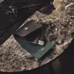 第2位　【6000円台で買える日本の傑作】本革でこの価格は衝撃！「国産名門タンナーのヌメ革を使用」レヴェルのミニ財布が凄すぎる