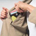 財布、パスポート、スマートフォン、鍵、イヤホンといった身の回り品を収納できる