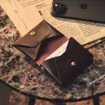 第2位　【6000円台で買える日本の傑作】本革でこの価格は衝撃！「国産名門タンナーのヌメ革を使用」レヴェルのミニ財布が凄すぎる