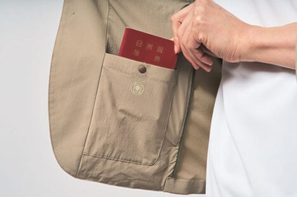 財布、パスポート、スマートフォン、鍵、イヤホンといった身の回り品を収納できる