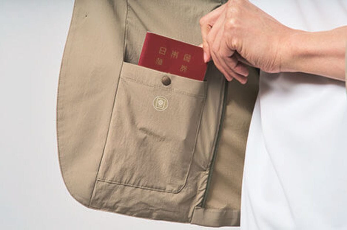 財布、パスポート、スマートフォン、鍵、イヤホンといった身の回り品を収納できる