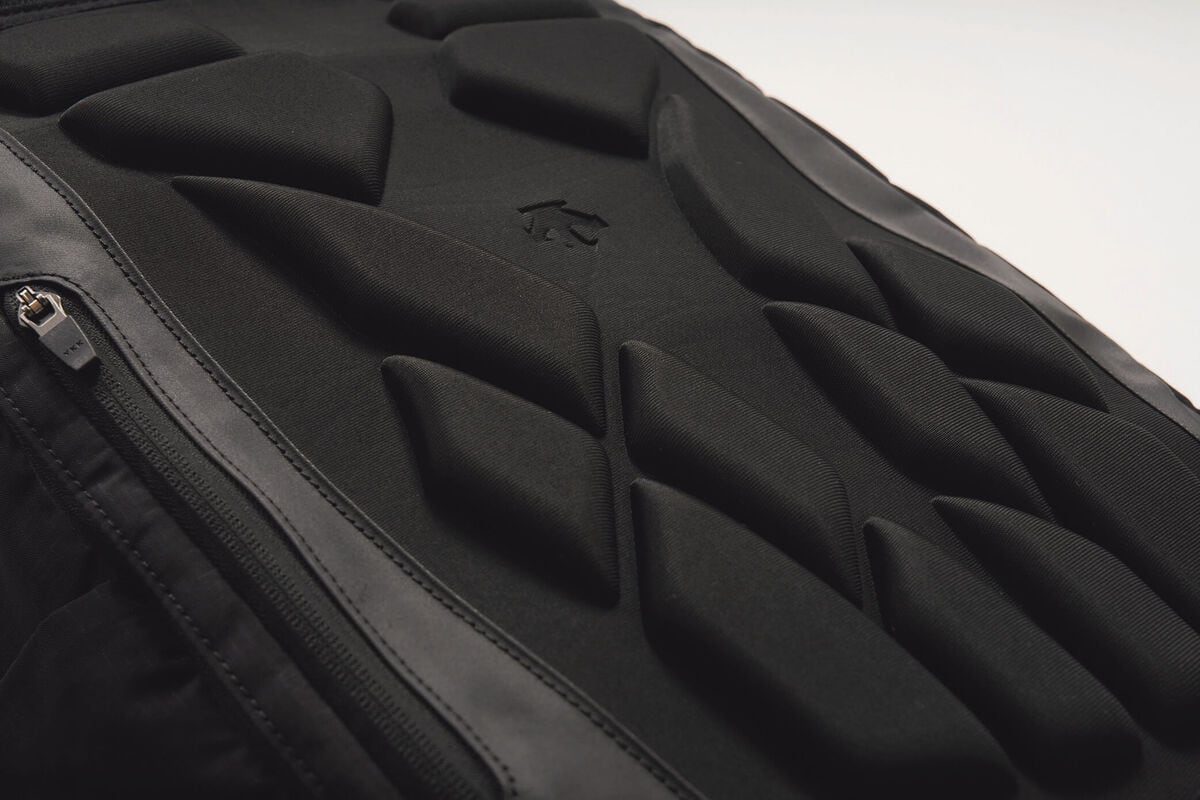 通気を促す独自開発の立体成型パーツにより、着用時のムレや温度上昇にアプローチ