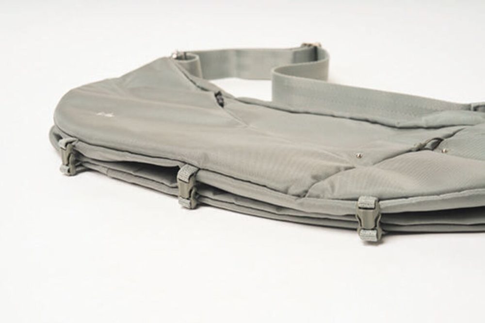 フラットにしてサコッシュのようにも使える