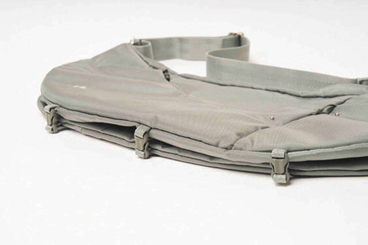 フラットにしてサコッシュのようにも使える