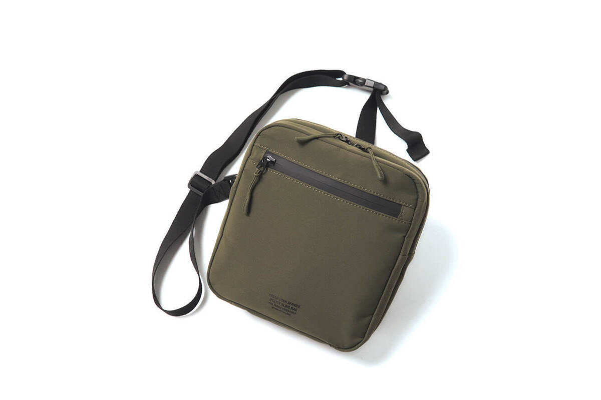 大人の休日バッグ大本命】スリングなのにタブレットも余裕！「荷物多め