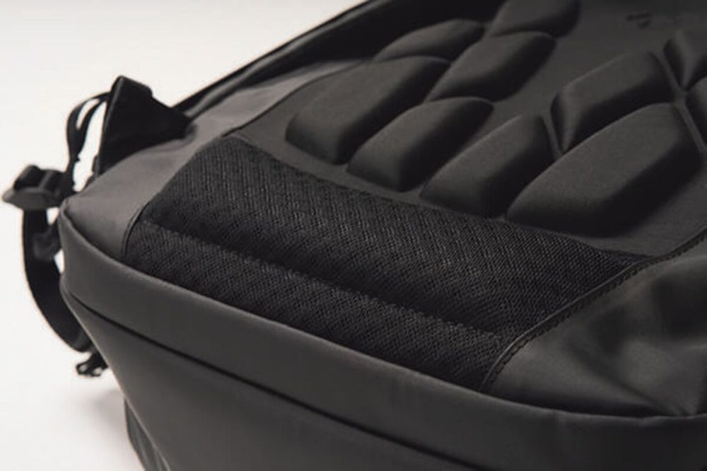 腰にあたる立体クッションがフィット感を高めるとともに、背中との間に適度な隙間を生む