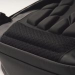 腰にあたる立体クッションがフィット感を高めるとともに、背中との間に適度な隙間を生む