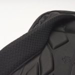 体にピッタリと沿う、こだわりのオリジナルパターンを採用したショルダー構造