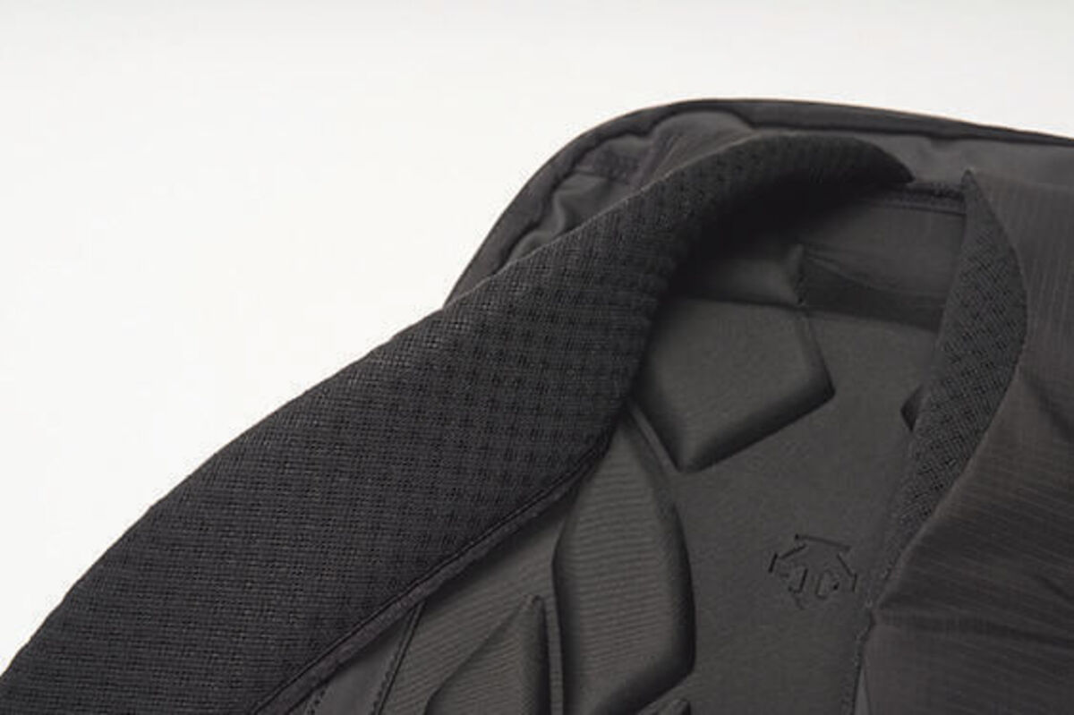 体にピッタリと沿う、こだわりのオリジナルパターンを採用したショルダー構造