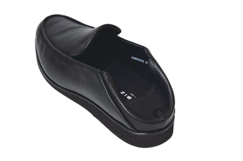 かかと部分を潰せばスリッパとして使用でき、シーンに応じて使い分けられる