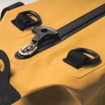 ボディには防水ジッパーと熱圧着シームが組み合わさり、水の浸入を強力にシャットアウトする