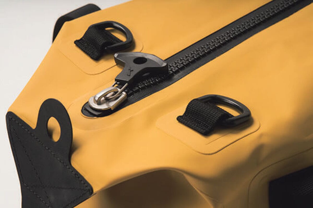 ボディには防水ジッパーと熱圧着シームが組み合わさり、水の浸入を強力にシャットアウトする