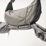 出先で脱いだアウターなどを吊り下げて持ち歩ける