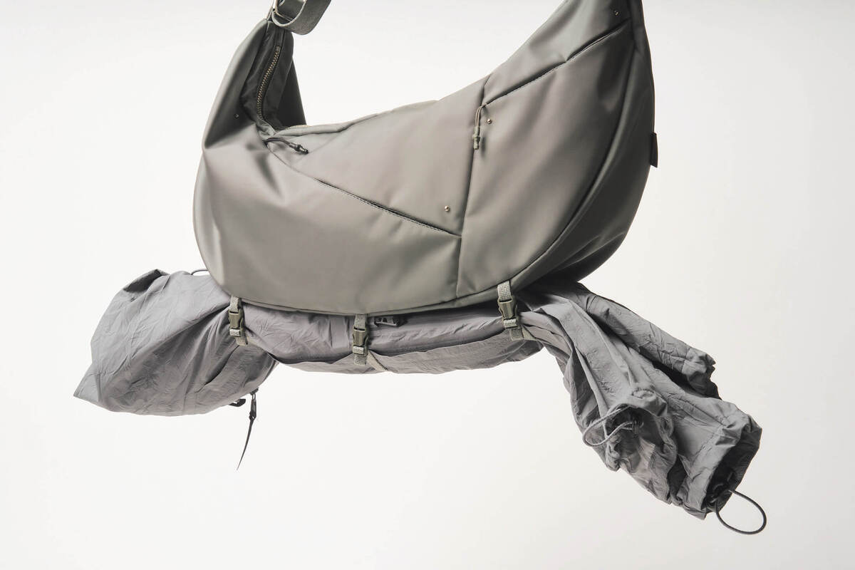 出先で脱いだアウターなどを吊り下げて持ち歩ける