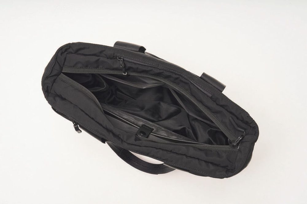 内外に多数のポケットを備え、機能的に扱える