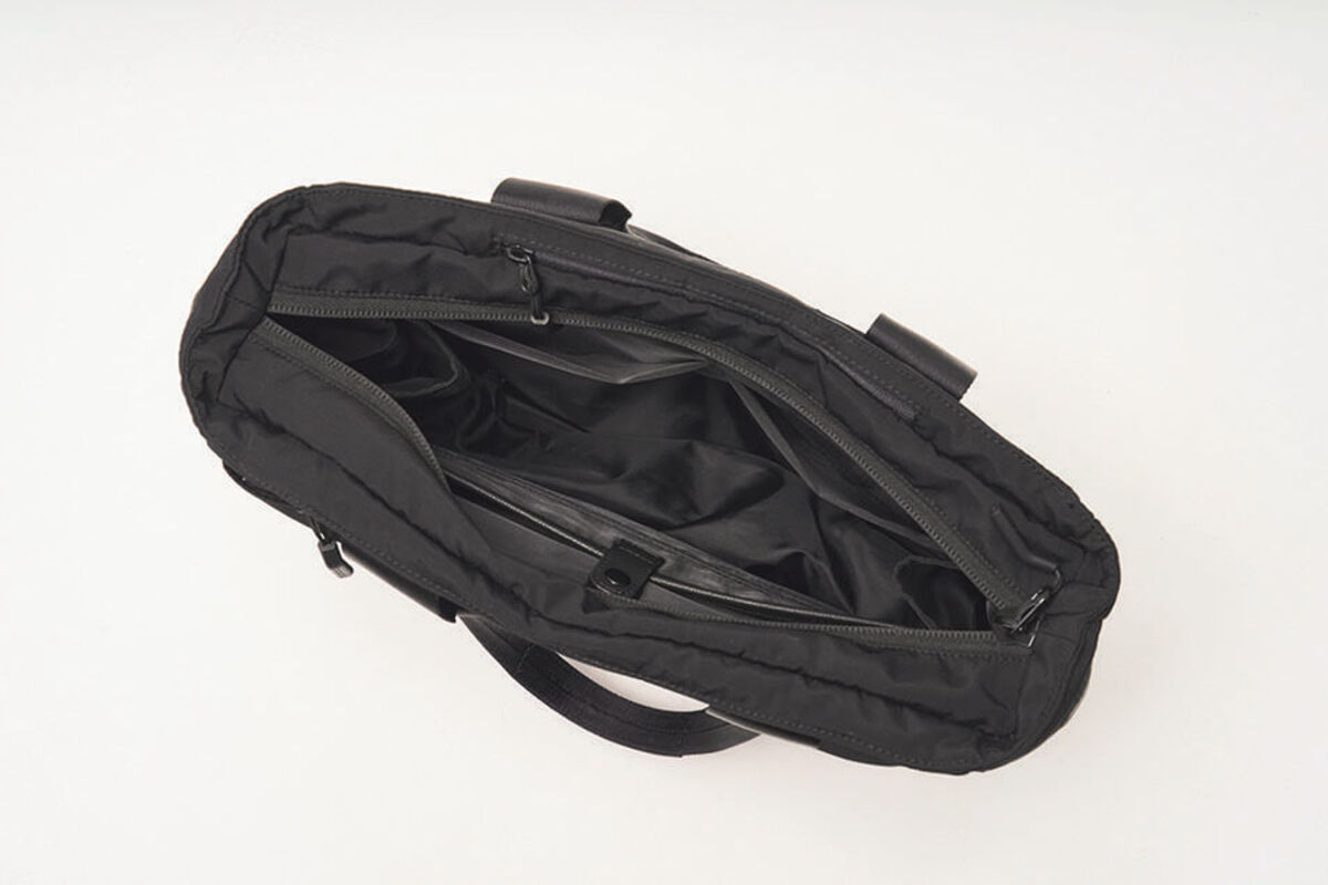 内外に多数のポケットを備え、機能的に扱える