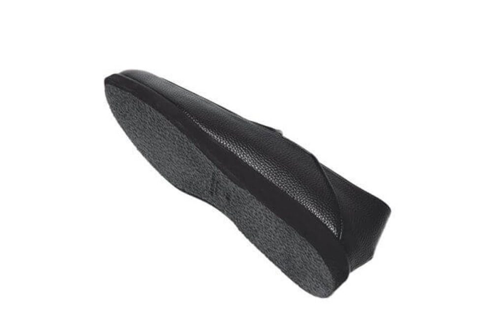 ソールには軽量な合成素材を採用