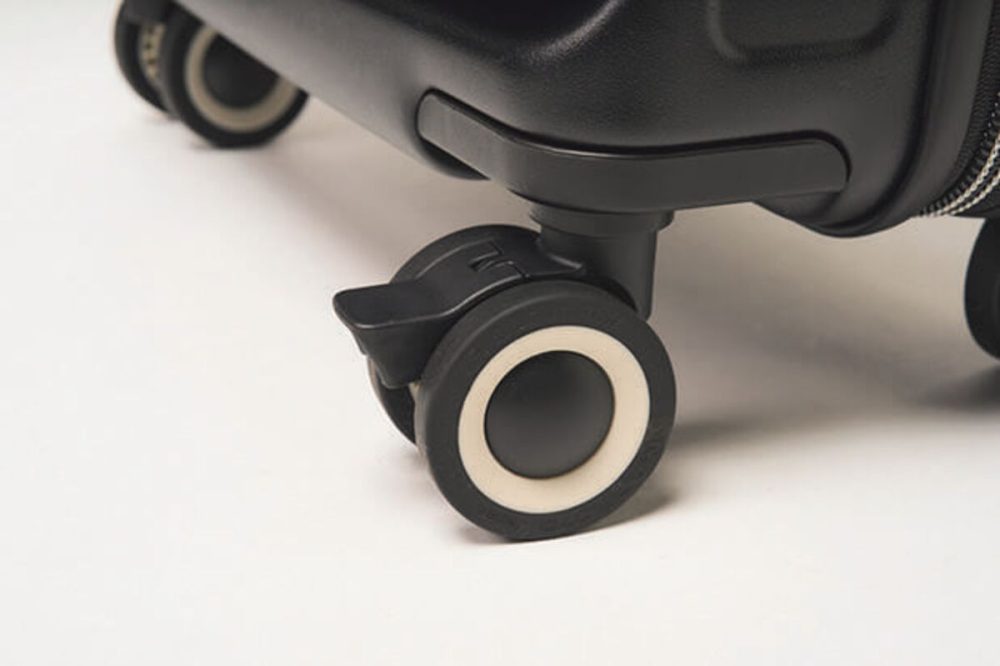 前面側に、足でサッと操作するだけで簡単にブレーキのON/OFFが可能なキャスターを搭載