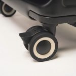 前面側に、足でサッと操作するだけで簡単にブレーキのON/OFFが可能なキャスターを搭載